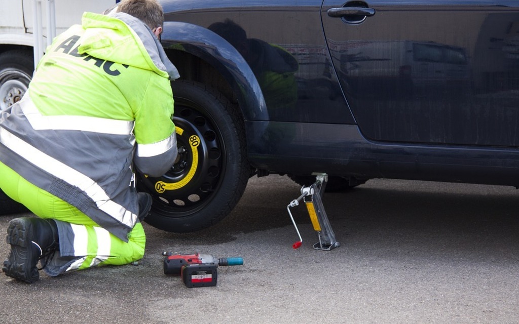 Une crevaison? Voici 8 étapes pour installer votre pneu de secours