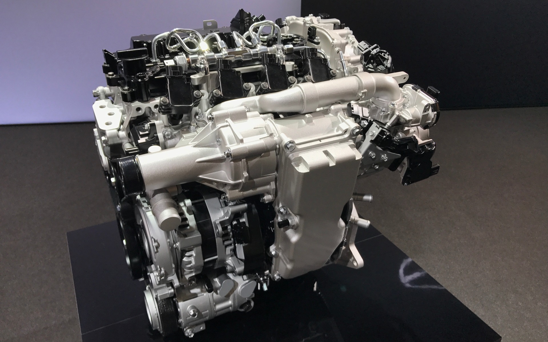 Moteur Mazda SKYACTIV-X. Remarquez le compresseur volum&eacute;trique entra&icirc;n&eacute; par la courroie.