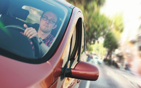 La voiture a de moins en moins la cote chez les jeunes hommes