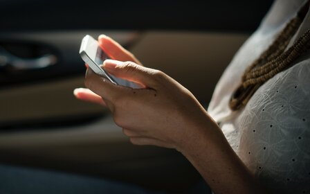 Cinq idées-cadeaux pour profiter pleinement de son téléphone en voiture