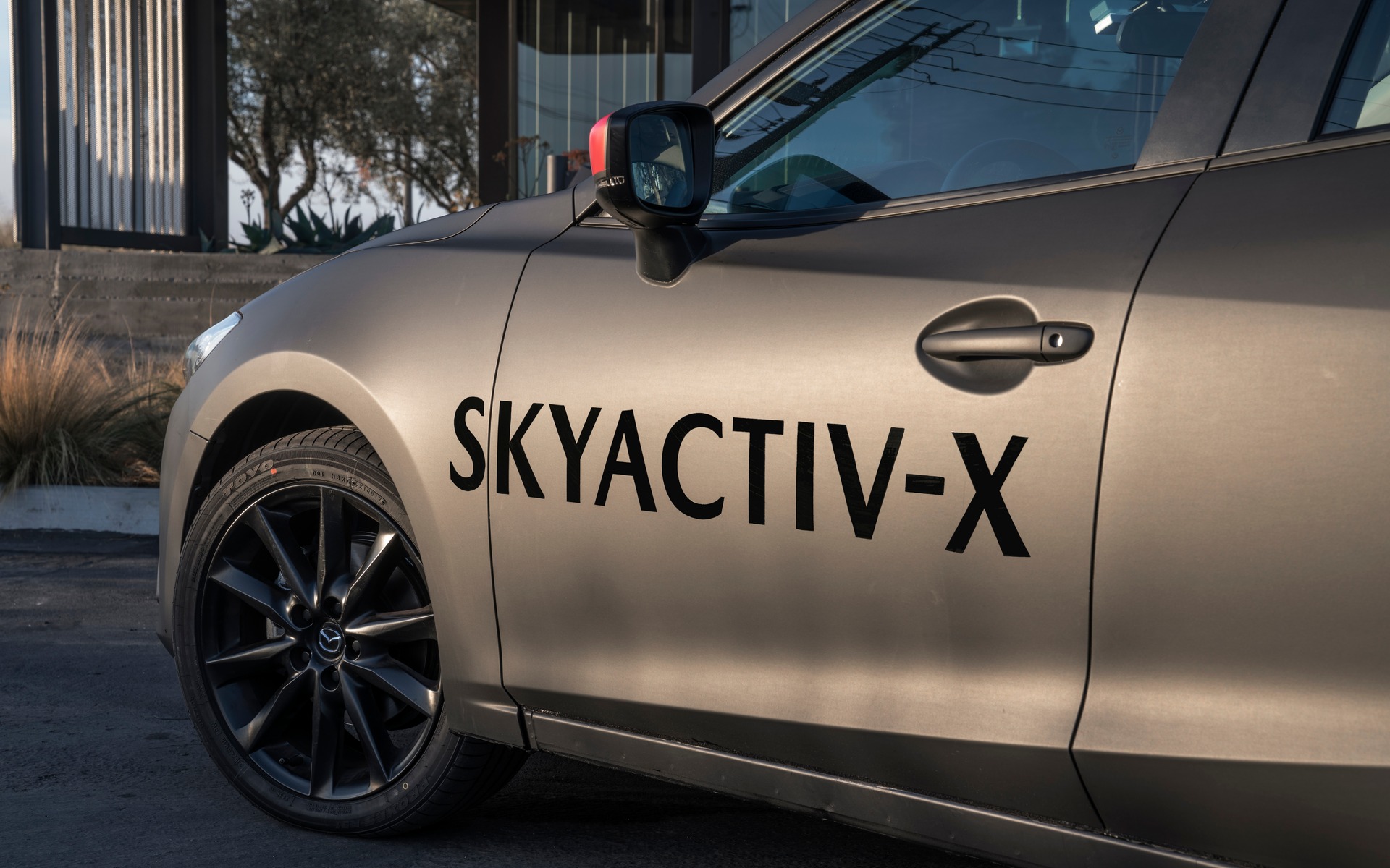 Mazda sKYACTIV-X : avec le nouveau moteur SKYACTIV-X, les ing&eacute;nieurs de Mazda ont cr&eacute;&eacute; un moteur thermique &agrave; essence qui s&rsquo;av&egrave;re aussi performant et efficient qu&rsquo;un moteur diesel, &eacute;missions nocives en moins.