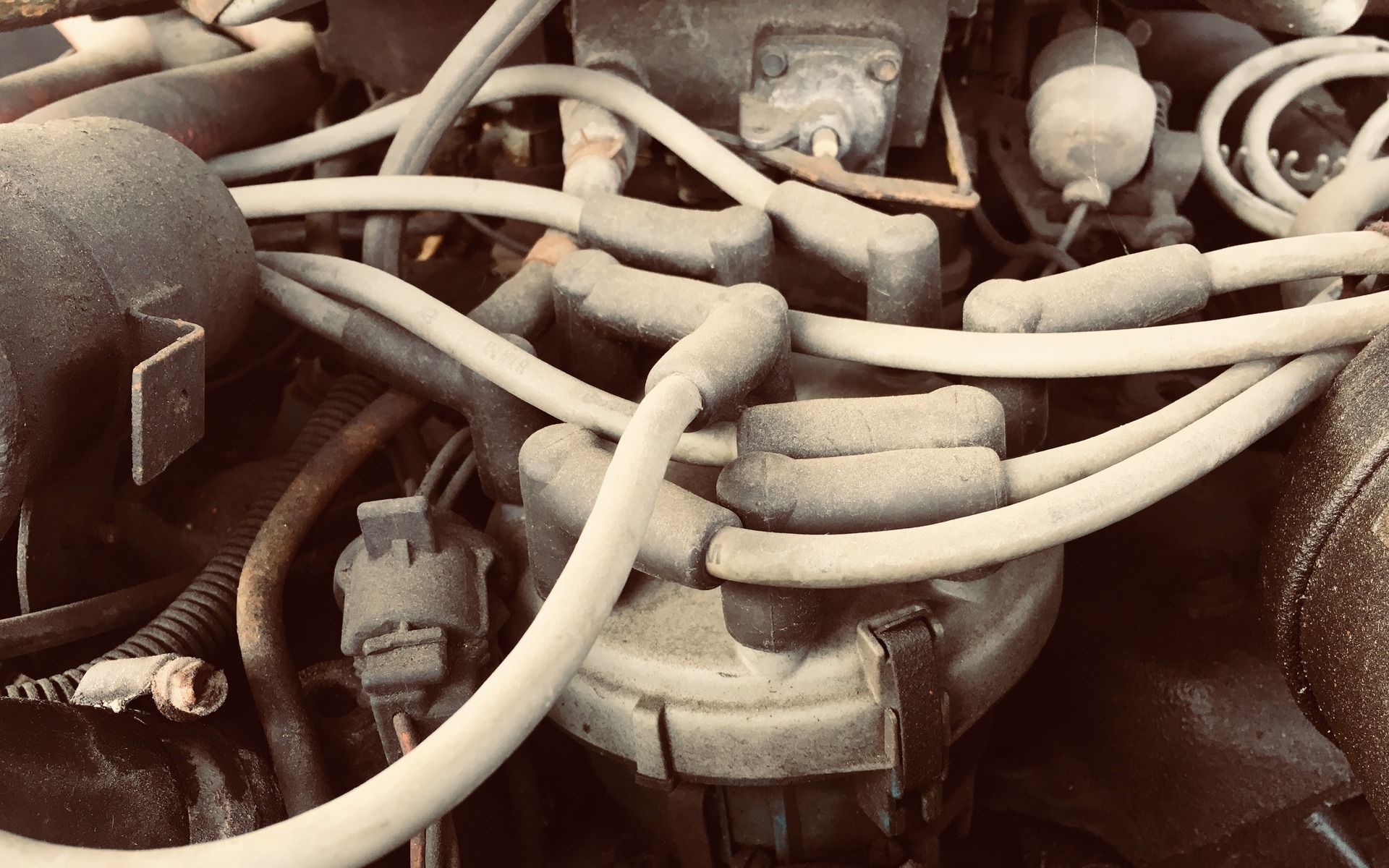 Ici un distributeur d&rsquo;allumage et les fils de bougies. Ce dernier est actionn&eacute; de fa&ccedil;on m&eacute;canique afin d&rsquo;envoyer le fort voltage cr&eacute;&eacute; dans la bobine d&rsquo;allumage &agrave; la bougie correspondante selon l&rsquo;ordre de feu.