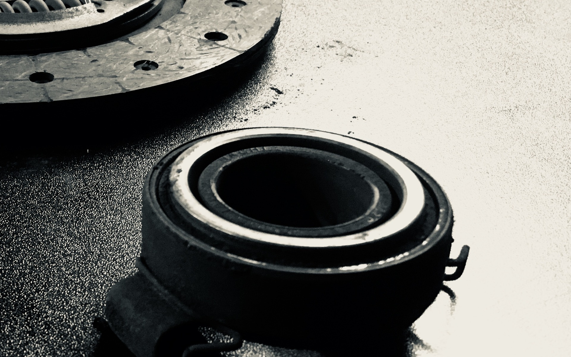 La but&eacute;e de d&eacute;brayage. En somme, c&rsquo;est un roulement contr&ocirc;l&eacute; par notre pied gauche qui comprime le centre du plateau de pression afin de lib&eacute;rer le disque d&rsquo;embrayage du moteur.