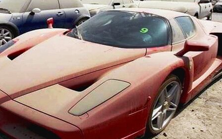 Une Bugatti, une Ferrari et de nombreuses Porsche abandonnées à Dubaï