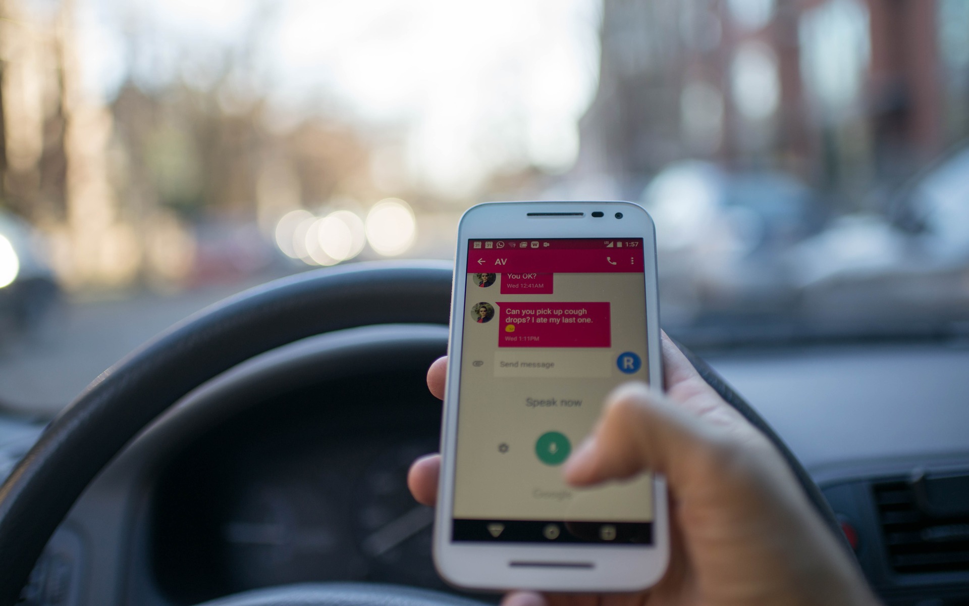 Les jeunes conducteurs seraient moins distraits que leurs parents