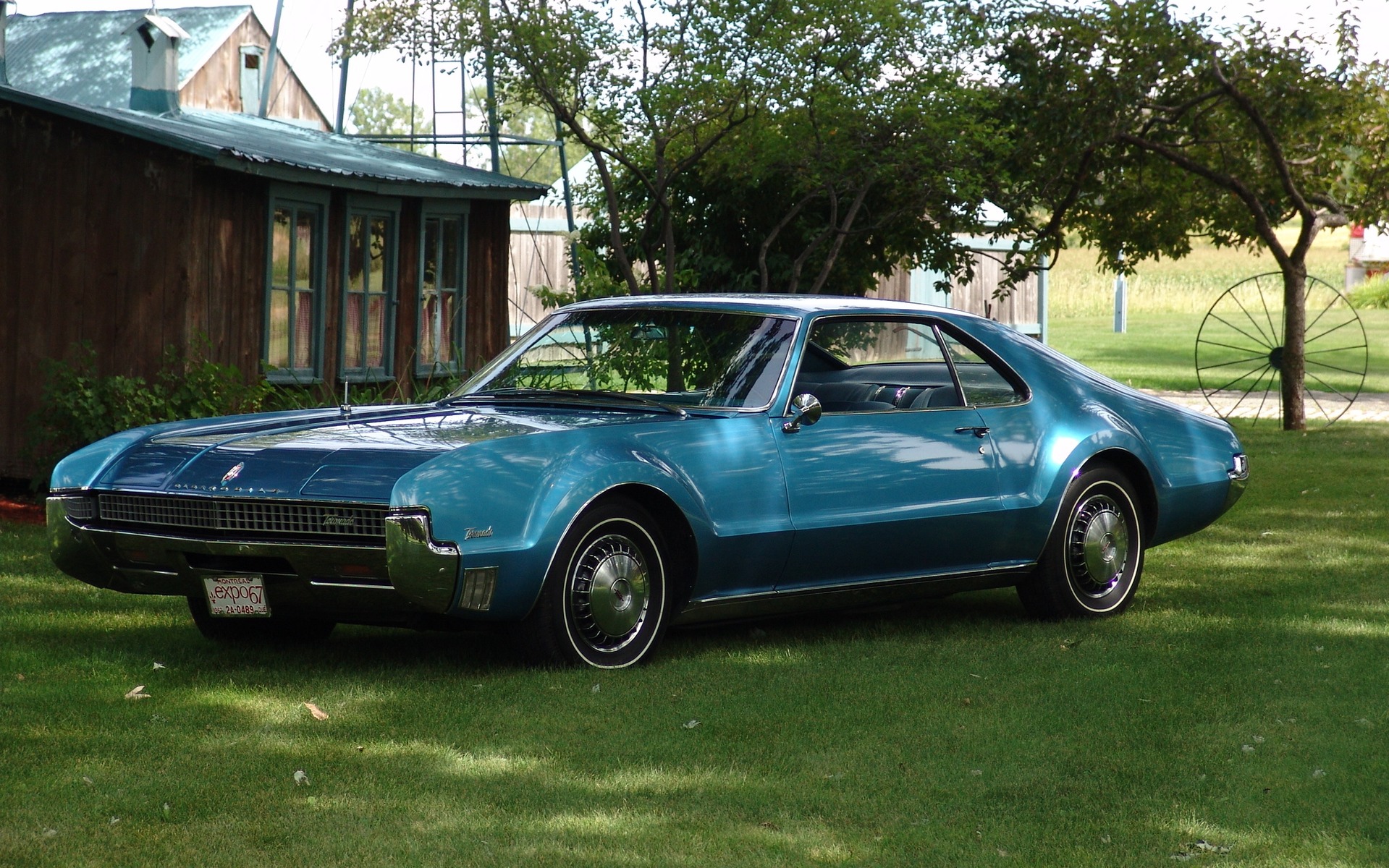 Oldsmobile Toronado 1967. L\'ann&eacute;e pr&eacute;c&eacute;dente, Oldsmobile avait caus&eacute; tout un choc en pr&eacute;sentant la Toronado, une immense voiture &agrave; roues avant motrices.