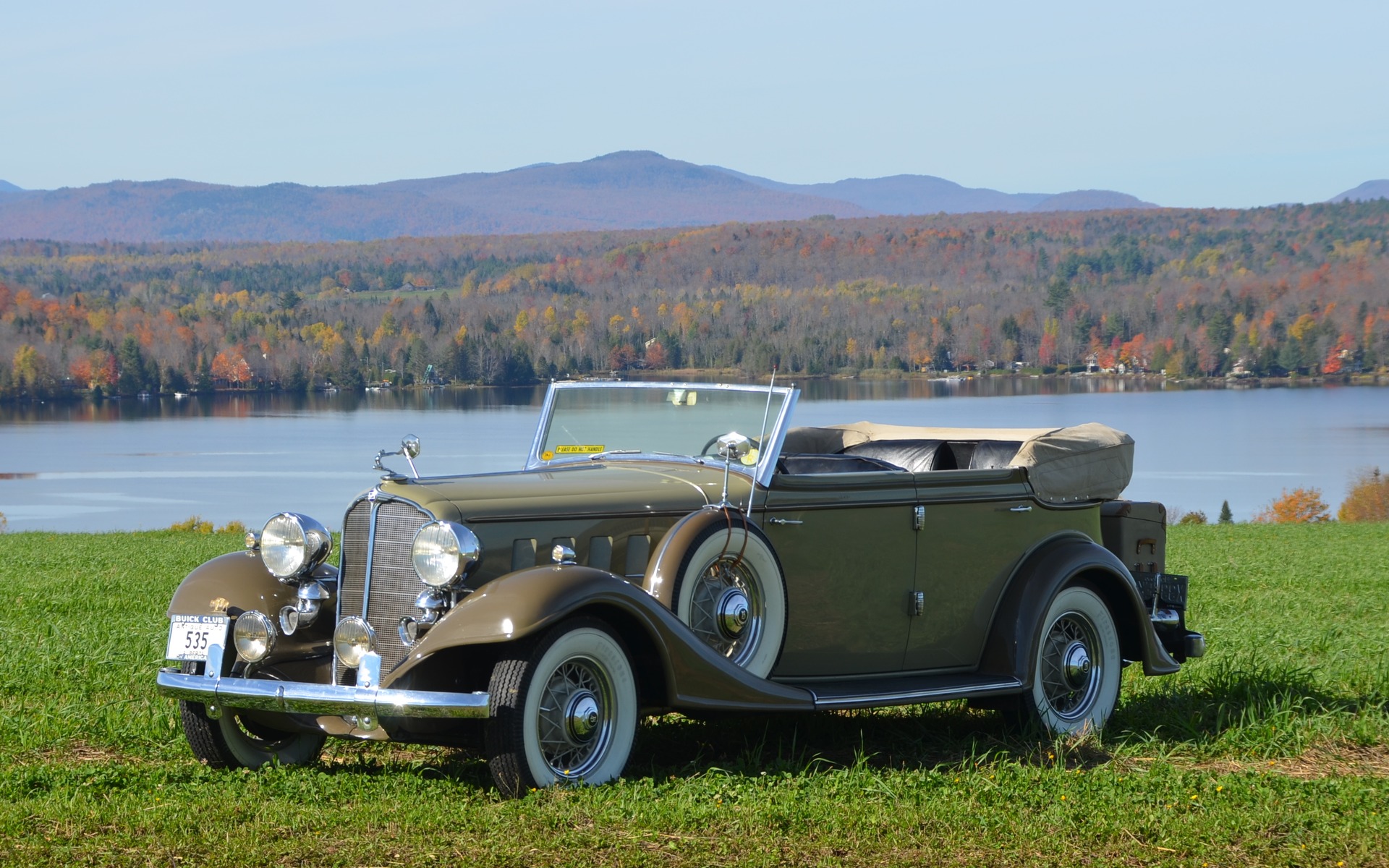 Assez rare, merci... Une Buick-McLaughlin 1933 superbement restaur&eacute;e. On l\'a souvent vue au Granby International.