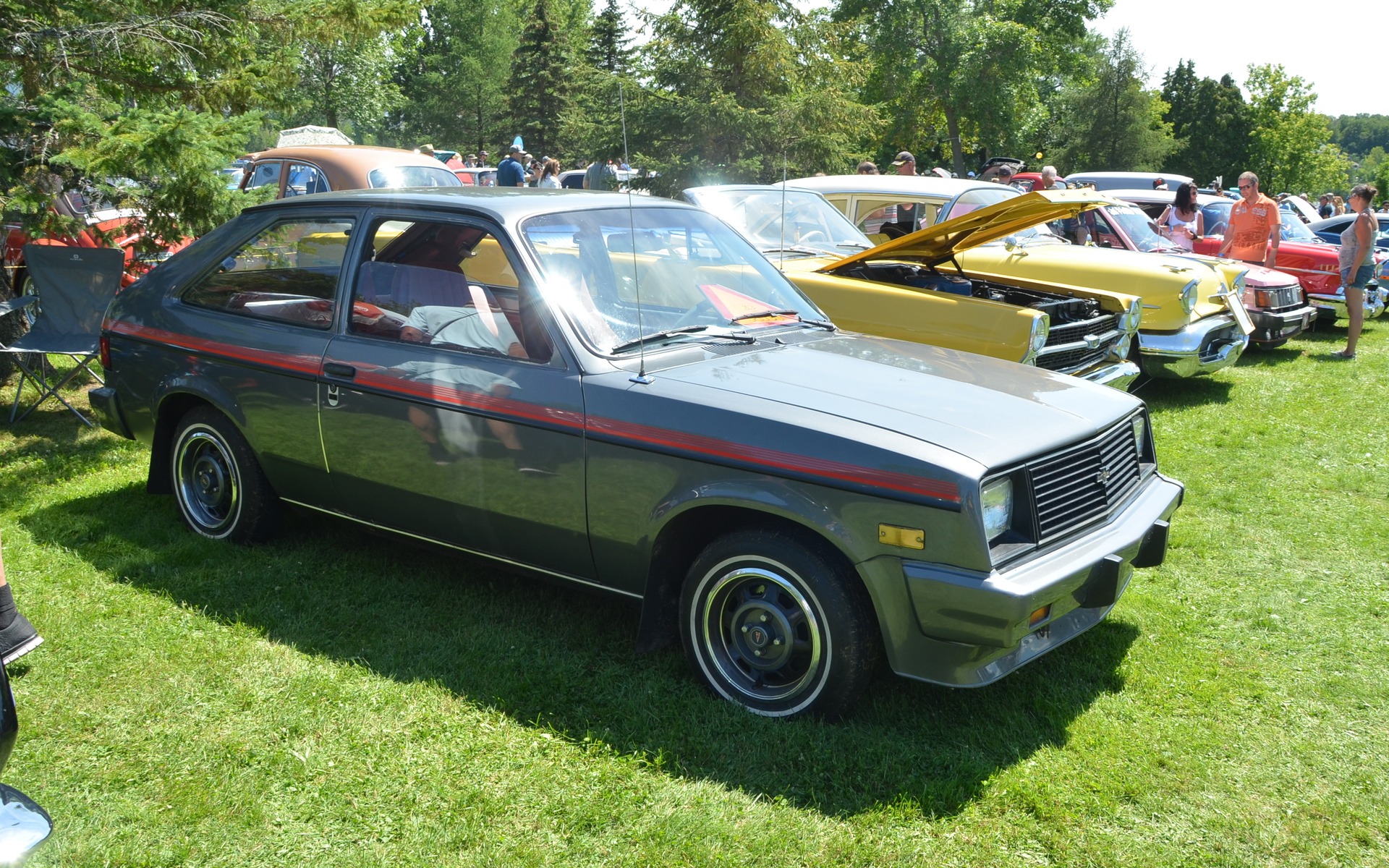 Pas toujours besoin d\'aller dans le haut de gamme pour montrer la d&eacute;ch&eacute;ance d\'une marque... Ici, une Pontiac Acadian 1986, une voiture qui a l\'insigne honneur de repr&eacute;senter deux marques disparues, Pontiac et Acadian.