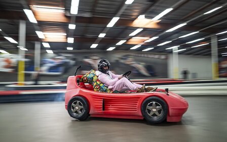 Une voiture de Ken Block construit avec un lit pour enfants, pourquoi pas?