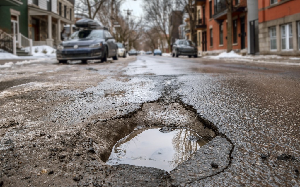 Nid-de-poule et bris de voiture : puis-je poursuivre la ville?