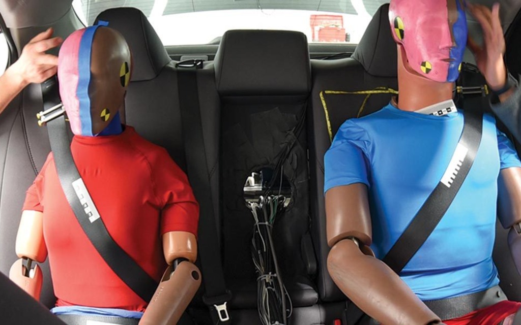 Même attachés, les passagers arrière sont moins protégés, déplore l’IIHS