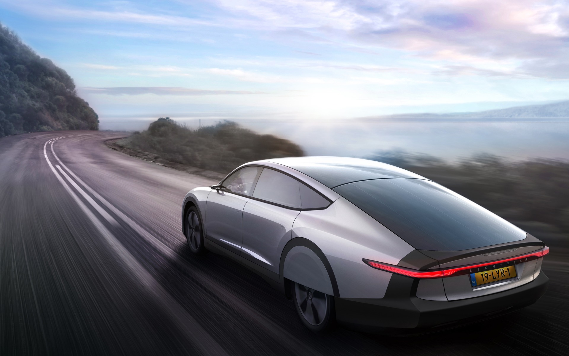 Une première voiture solaire à grande autonomie voit le jour