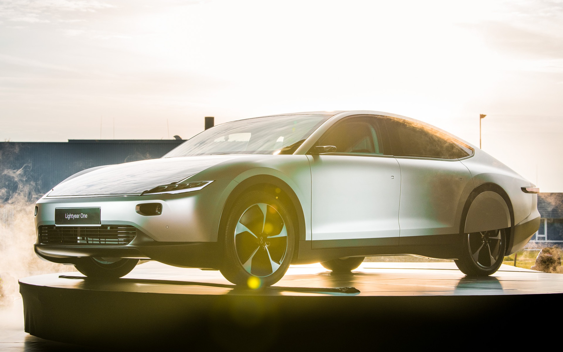 Une première voiture solaire à grande autonomie voit le jour