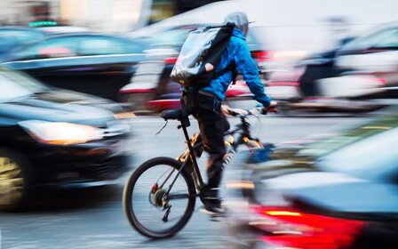 Comment ouvrir sa portière sans frapper un cycliste?