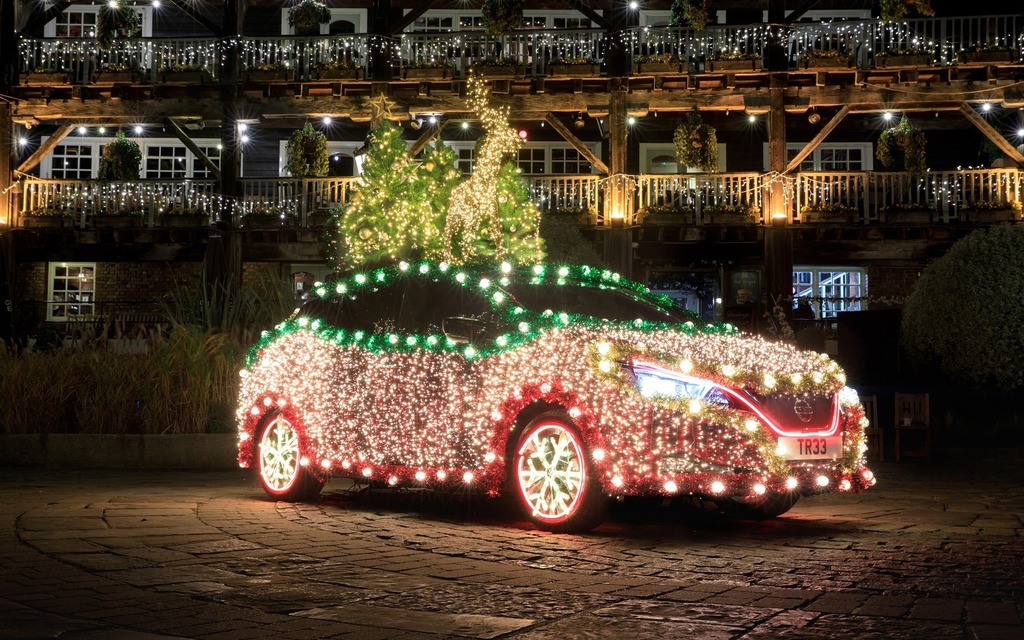 Une Nissan LEAF transformée en sapin de Noël