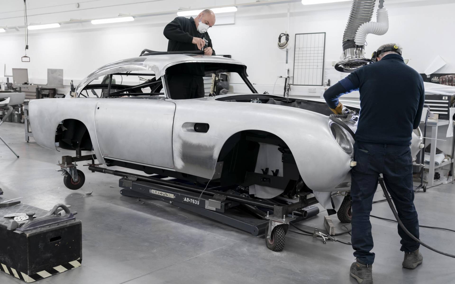 L’Aston Martin DB5 produite à nouveau… avec des gadgets de James Bond