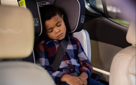 Enfant sur la banquette arrière : comment éviter le pire