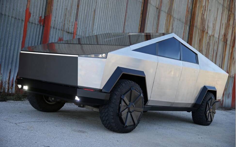 Un Ford F-150 Raptor transformé en réplique du Tesla Cybertruck