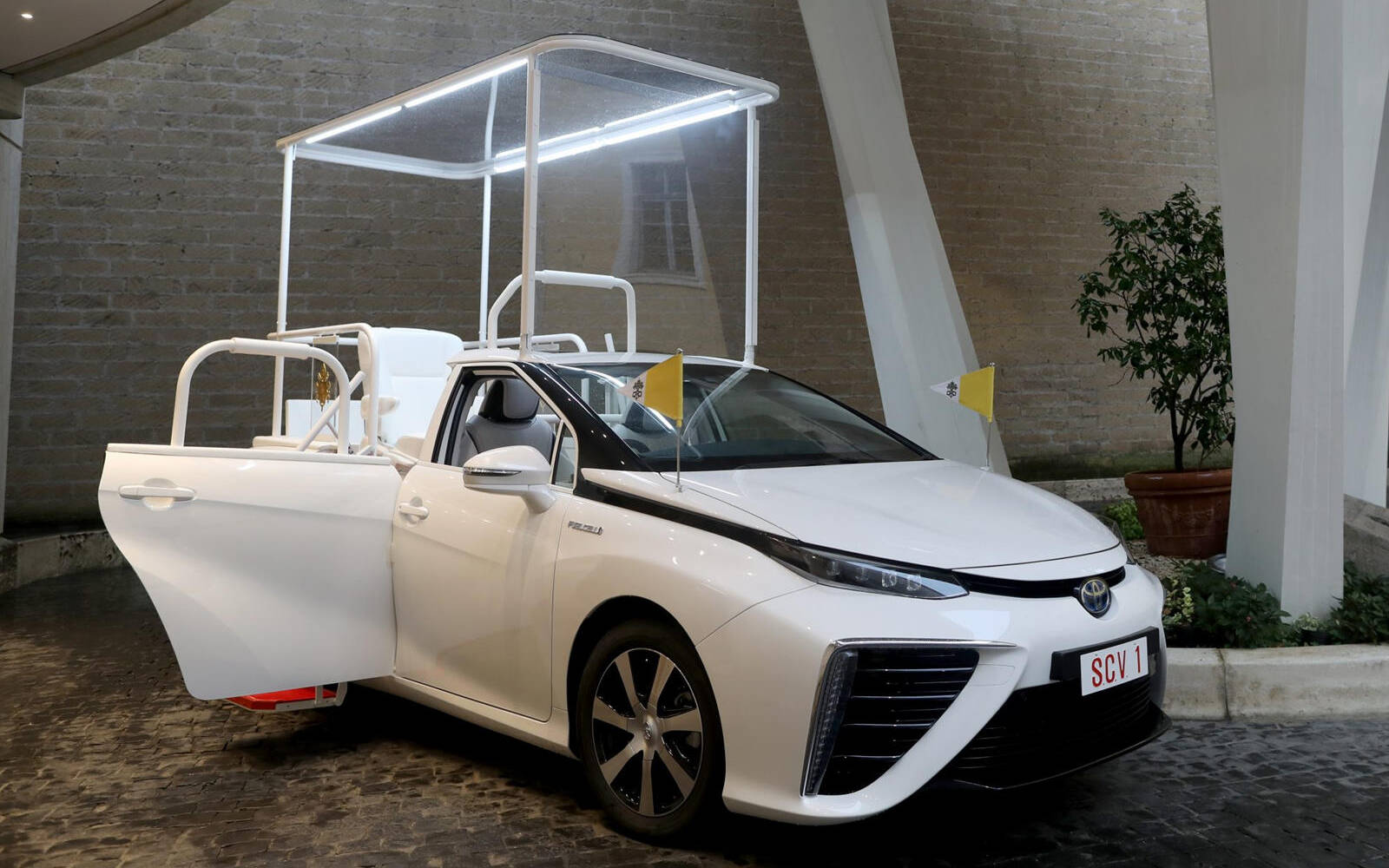 Une Toyota Mirai pour le Pape François