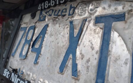 La SAAQ remplace les plaques endommagées sans frais et en ligne