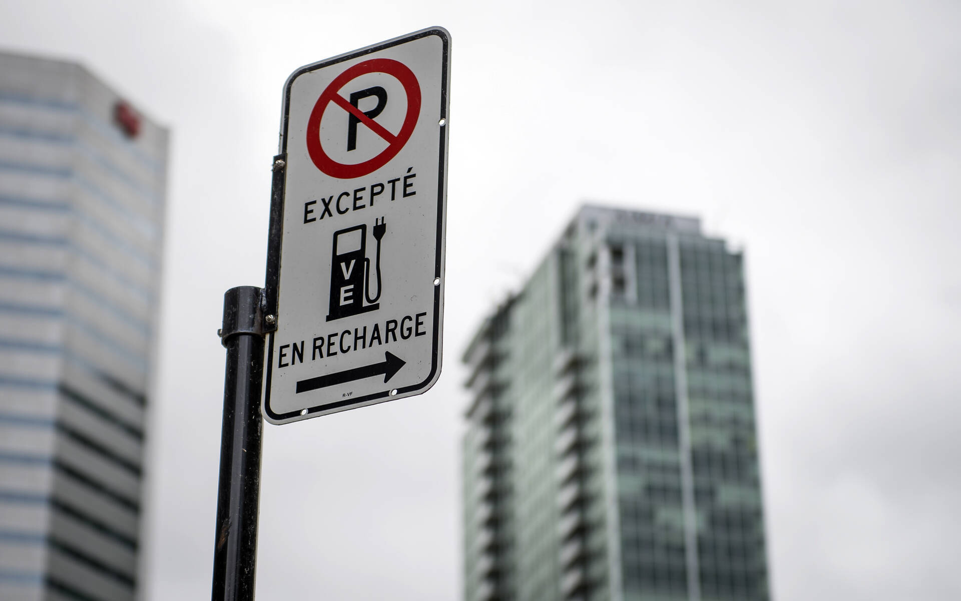 Voler la place d'un véhicule électrique, ça coûte cher!