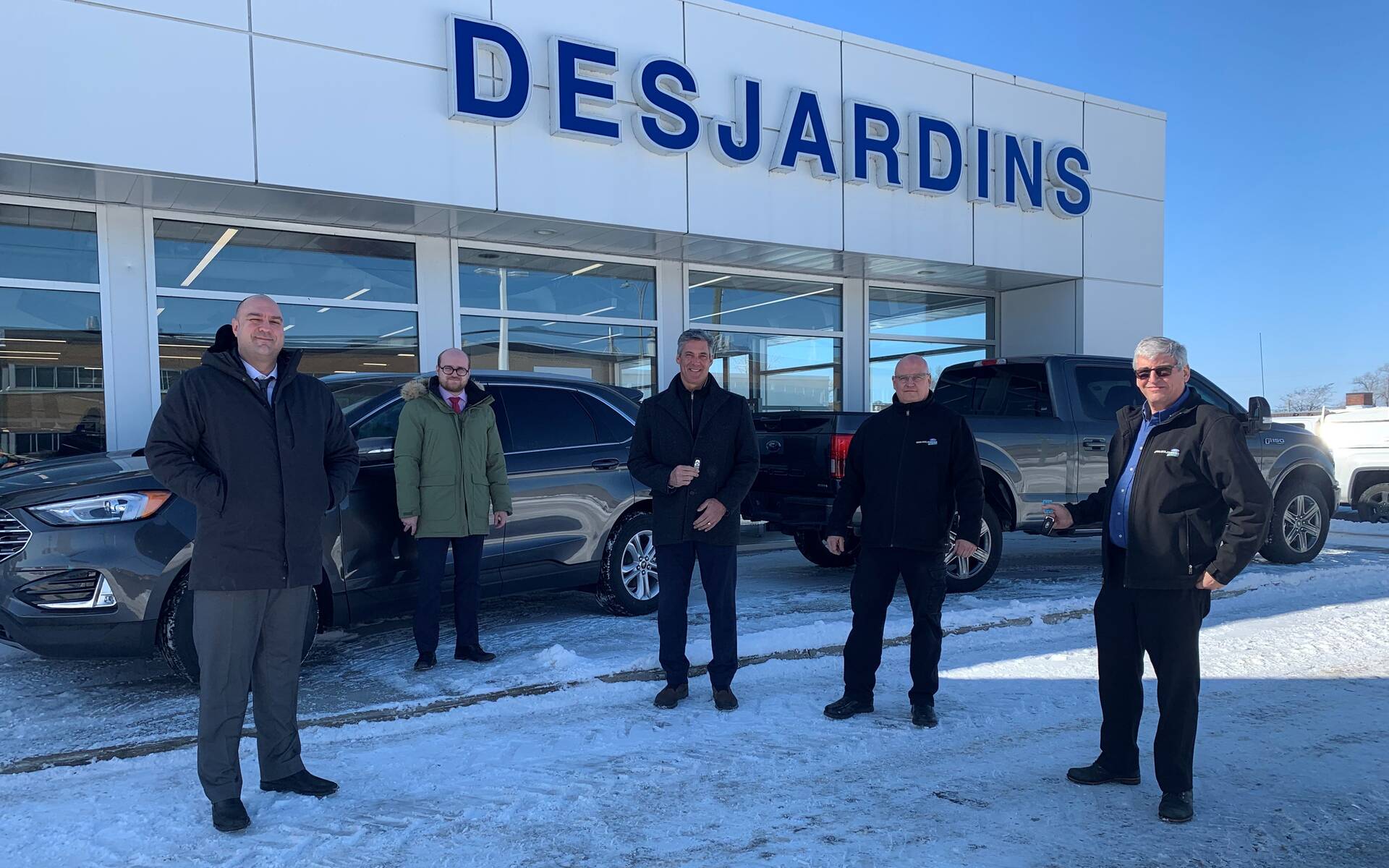 Un concessionnaire Ford de Montréal fait un don de véhicules à des étudiants