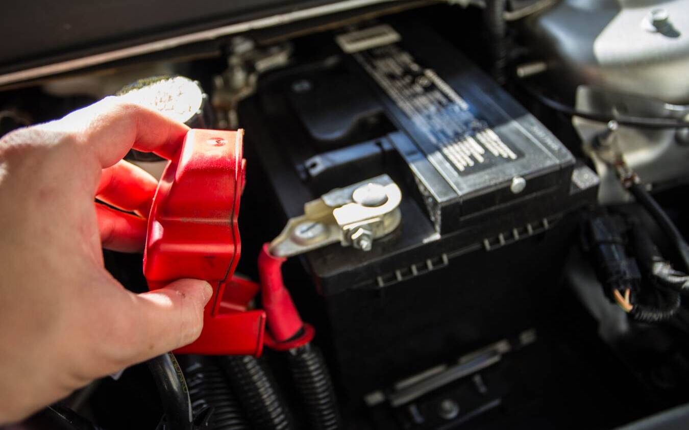 Mécanique Automobile Aide Le Client à Vérifier La Batterie Du