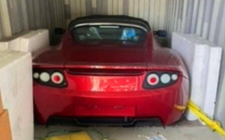 Trois Tesla Roadster 2010 flambant neuves trouvées dans un conteneur chinois