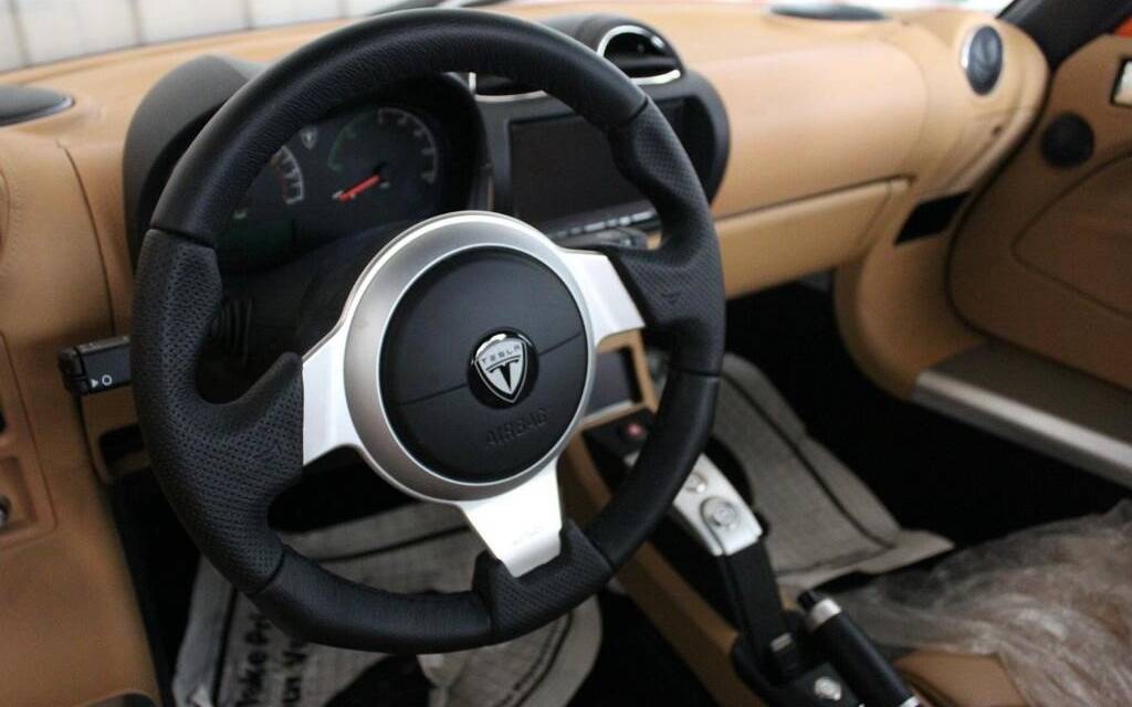 Trois Tesla Roadster 2010 flambant neuves trouvées dans un conteneur chinois 