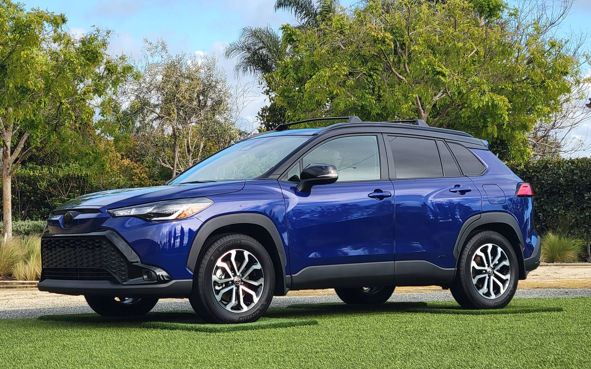 Que choisir entre une Chevrolet Bolt EUV et une Toyota Corolla Cross hybride?