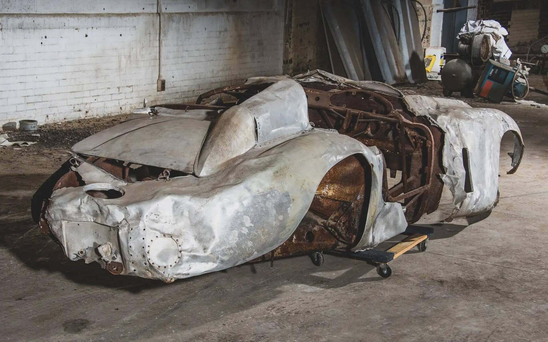 Deux vieilles Ferrari, dont une calcinée, vendues à des prix démentiels