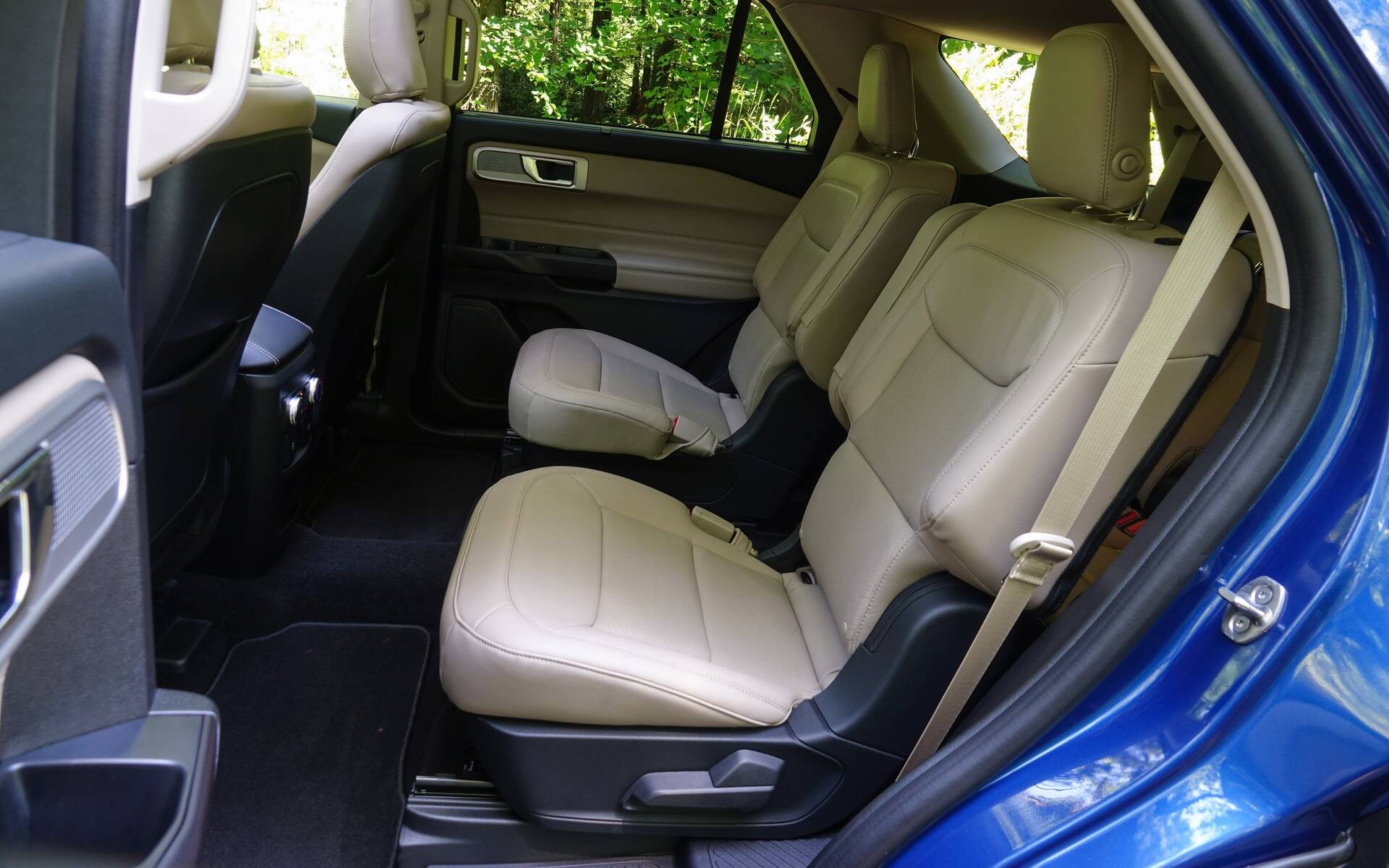 Which vehicles offer easy access to the 3rd row?