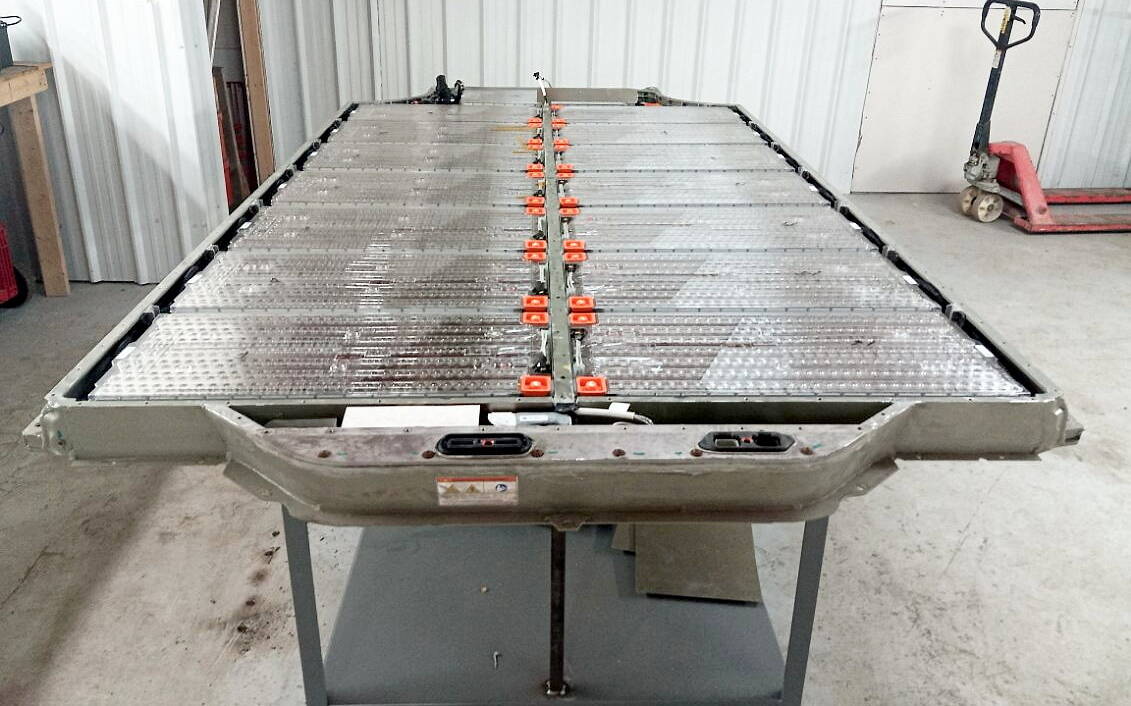 Une batterie de Tesla S 2013 comptant environ 200&nbsp;000 km ouverte pour une réparation chez Expert VE de Québec. Son problème est une fuite de liquide de refroidissement à l’interne.