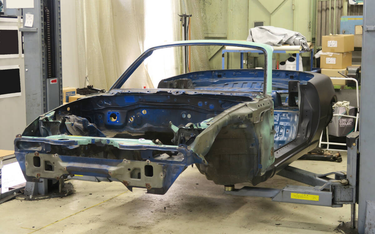 Le châssis de la voiture est entièrement démonté avant la restauration.