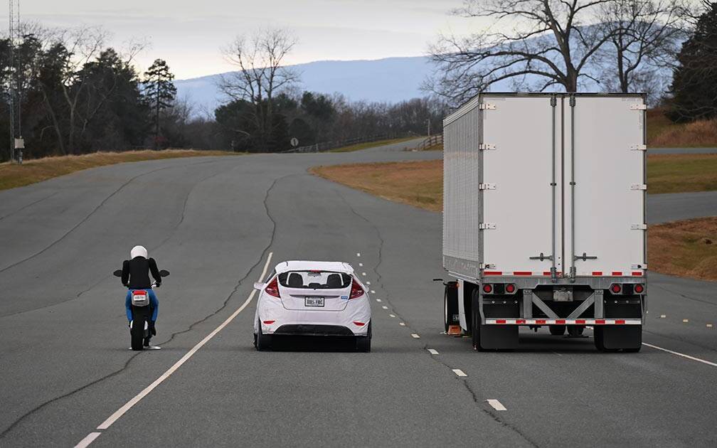 Le freinage automatique moins efficace face aux motos et camions, dit l’IIHS