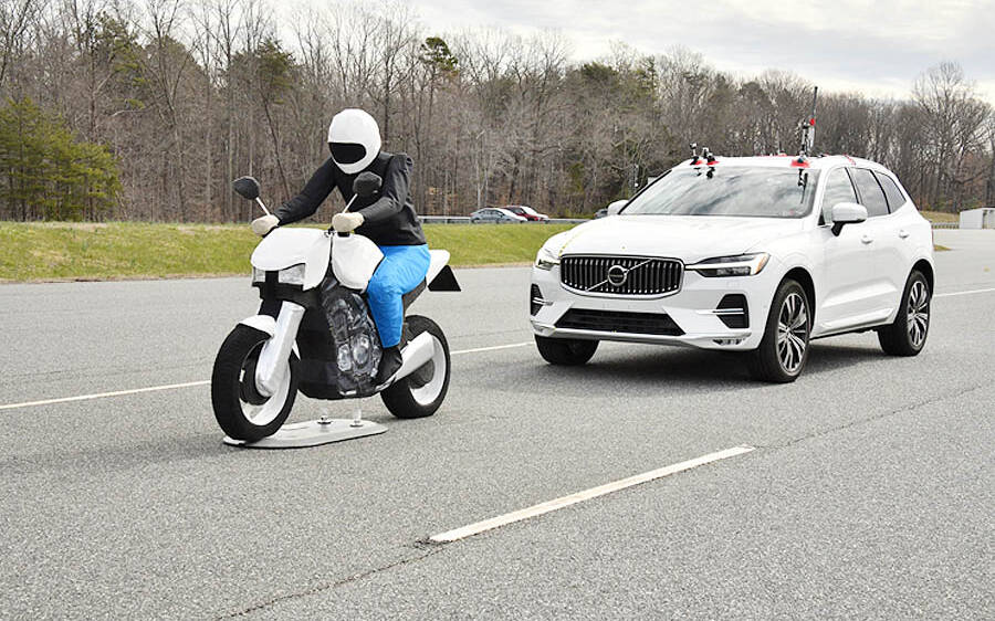 Le freinage automatique moins efficace face aux motos et camions, dit l’IIHS