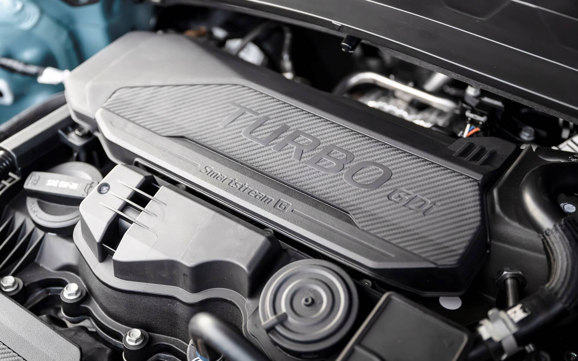Le moteur quatre cylindres 1,6 litre turbo compressé propose des performances plus nerveuses que ce que nous offre le quatre cylindres 2,0  litres atmosphérique.