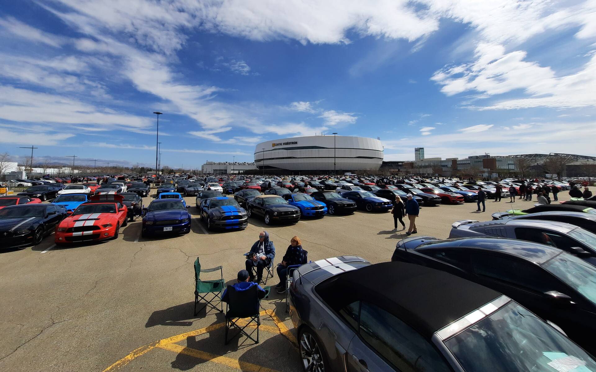 Quebecers unite for the world\'s longest Ford Mustang convoy