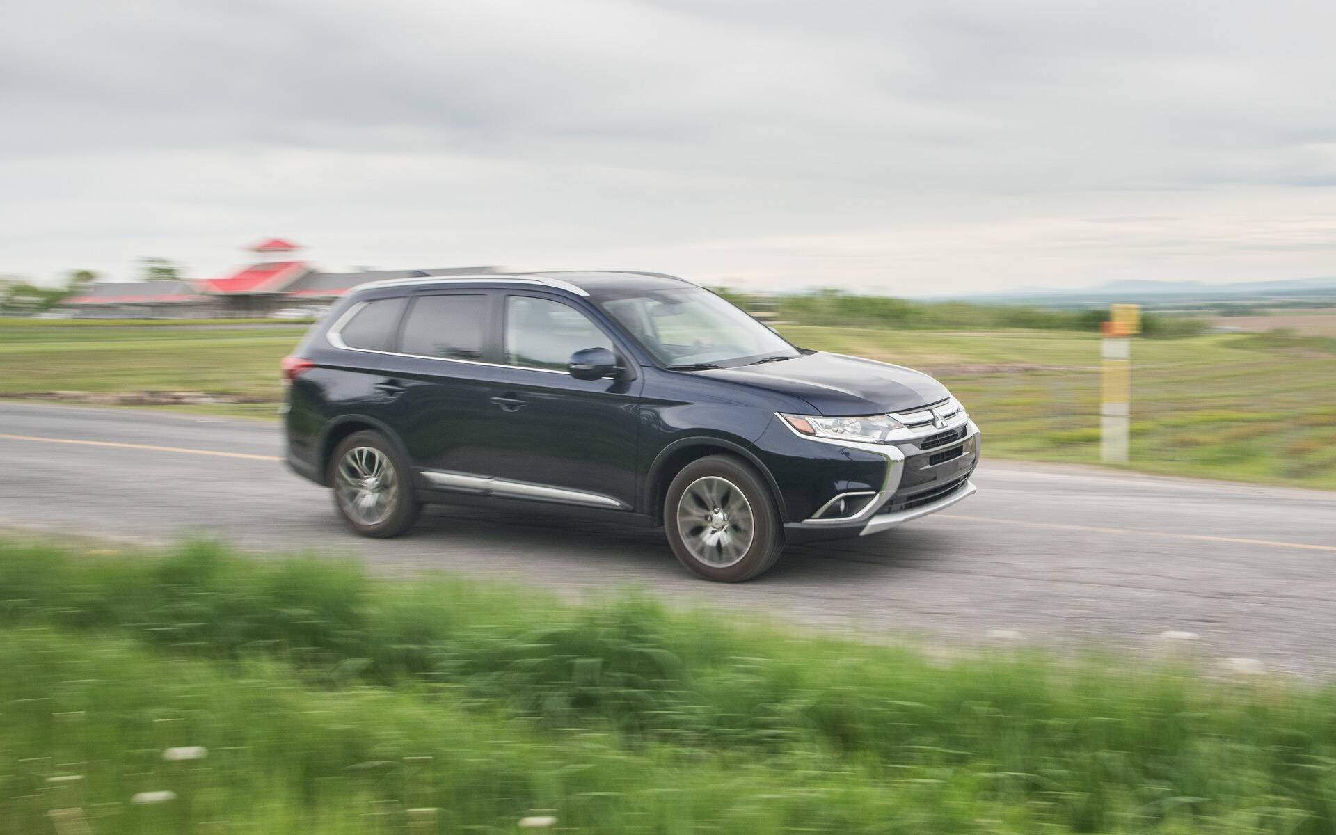 5 fuel-efficient three-row used vehicles