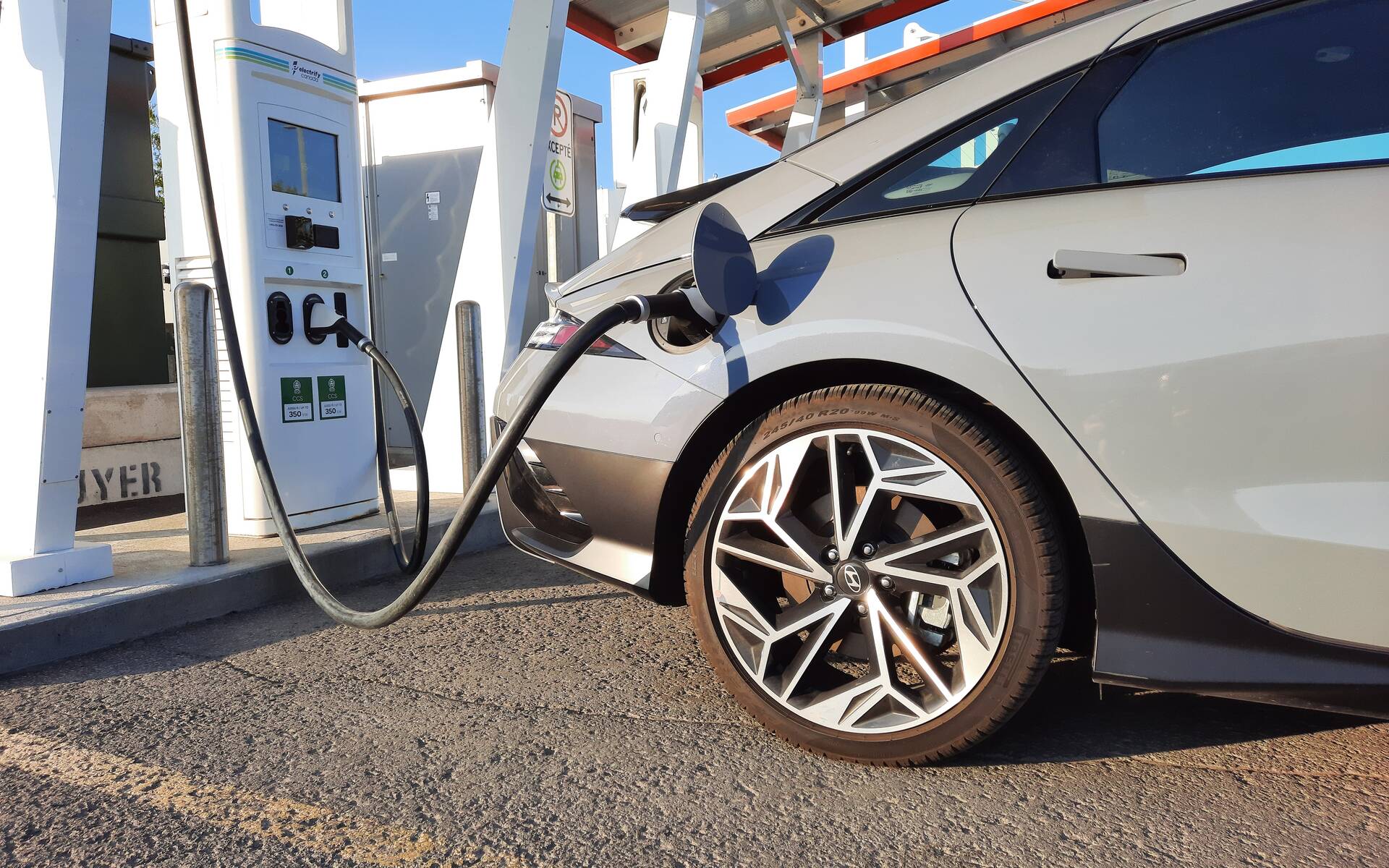 Survey on EV: the majority of Canadians are unaware of subsidies