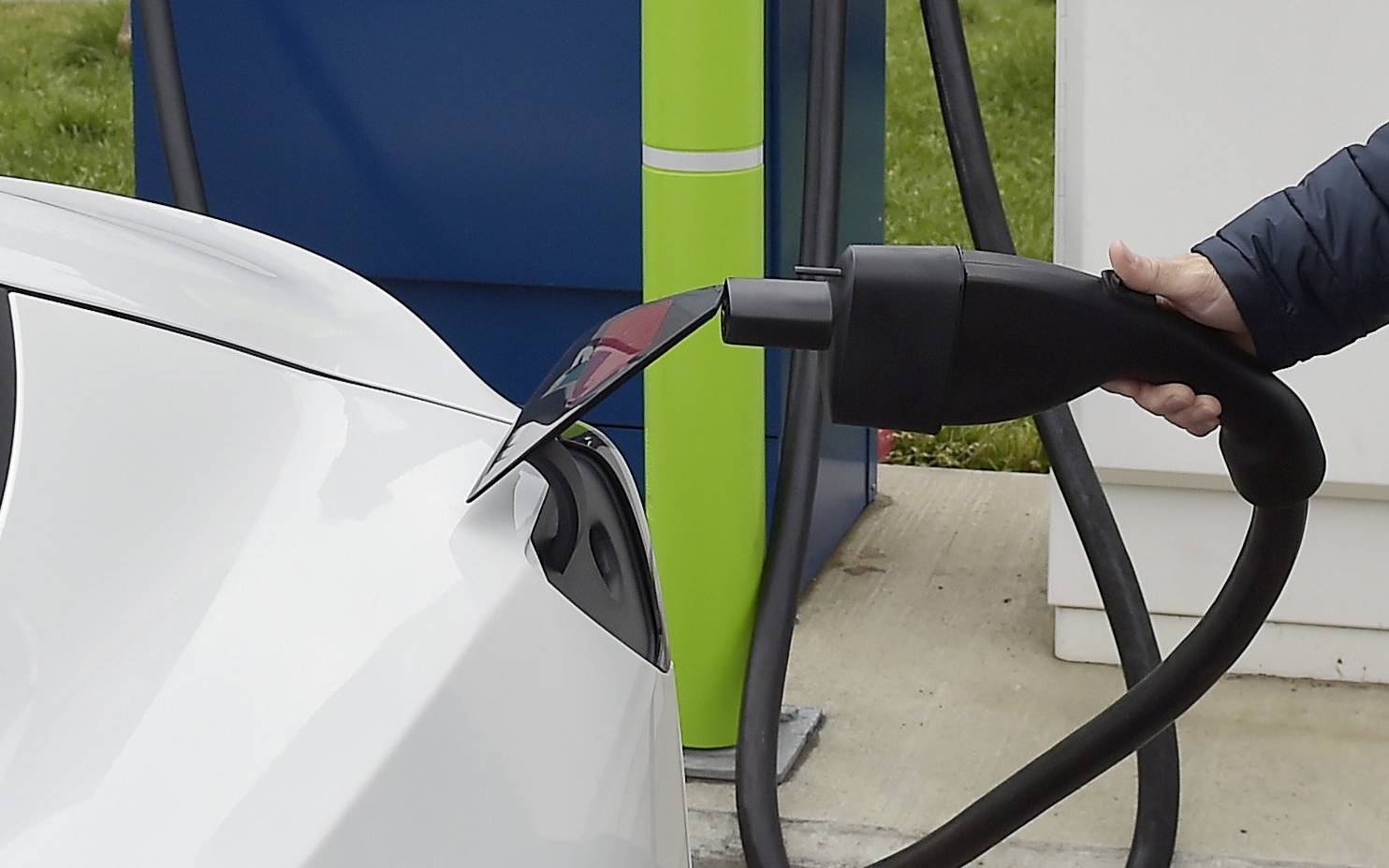 Poll: One in two Quebecers is considering switching to an electric car