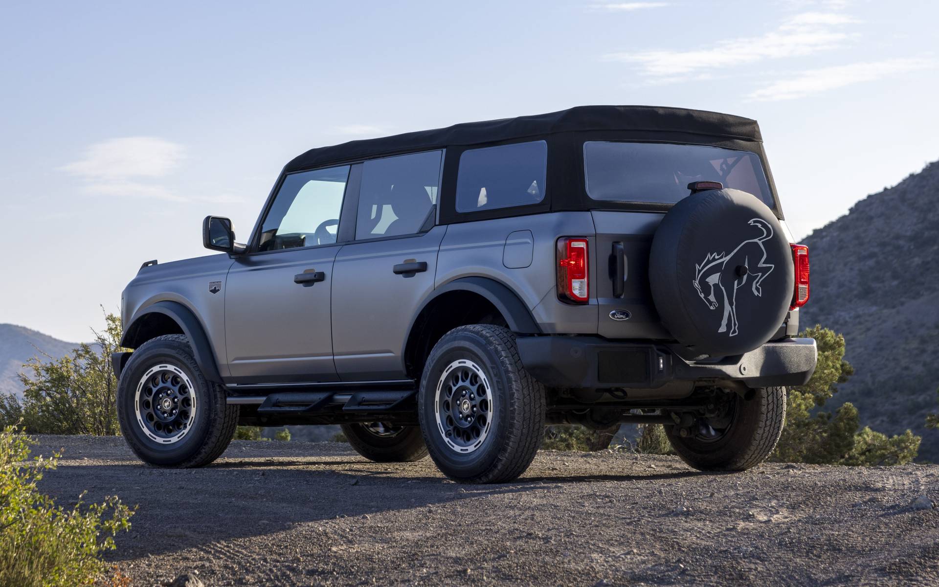 Ford Bronco 2025 gets better equipment and brings back its base version