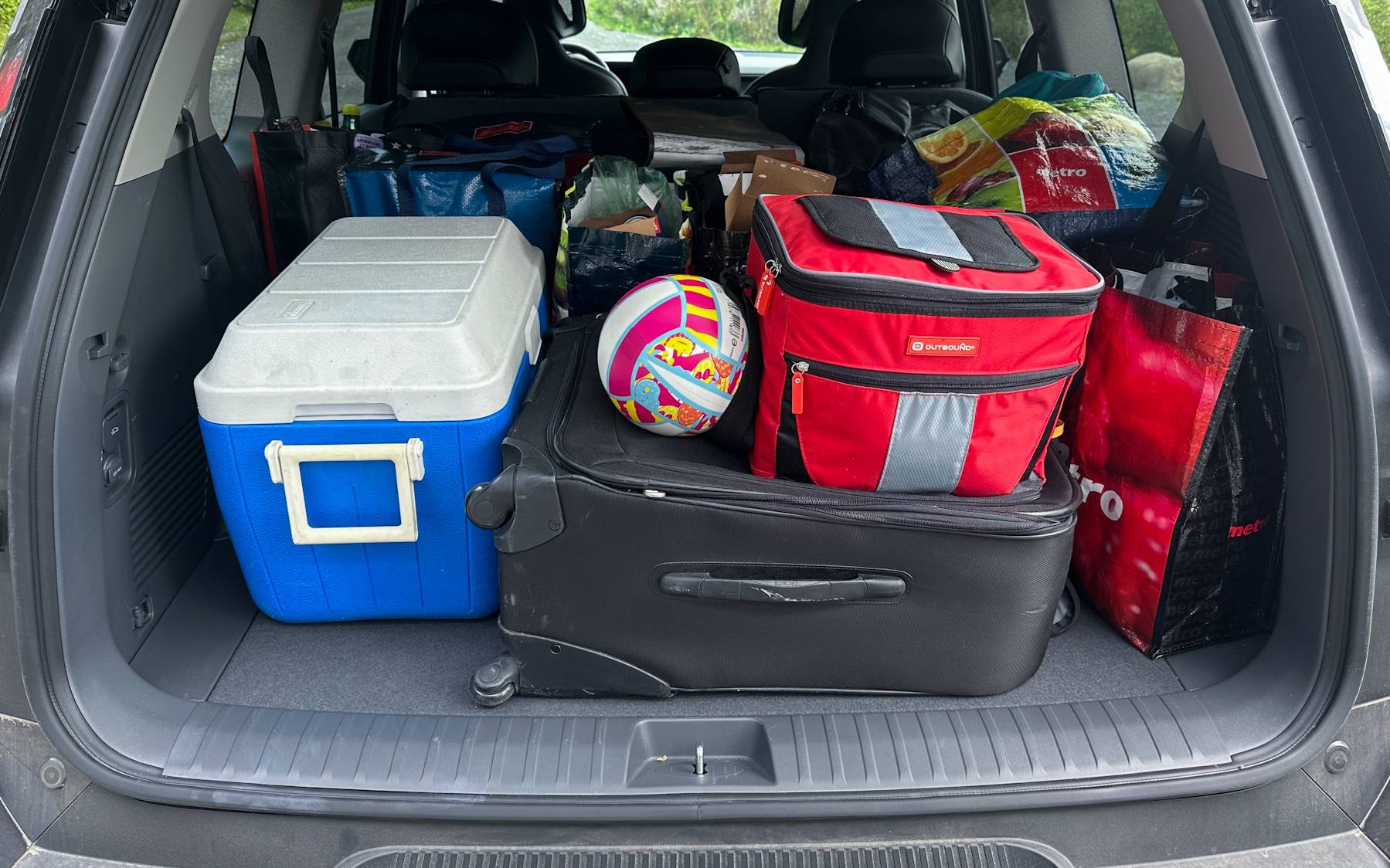La grande soute du EV9 a permis de transporter le barda d\'une famille en vacances en toute sécurité, sans affecter la visibilité vers l\'arrière.