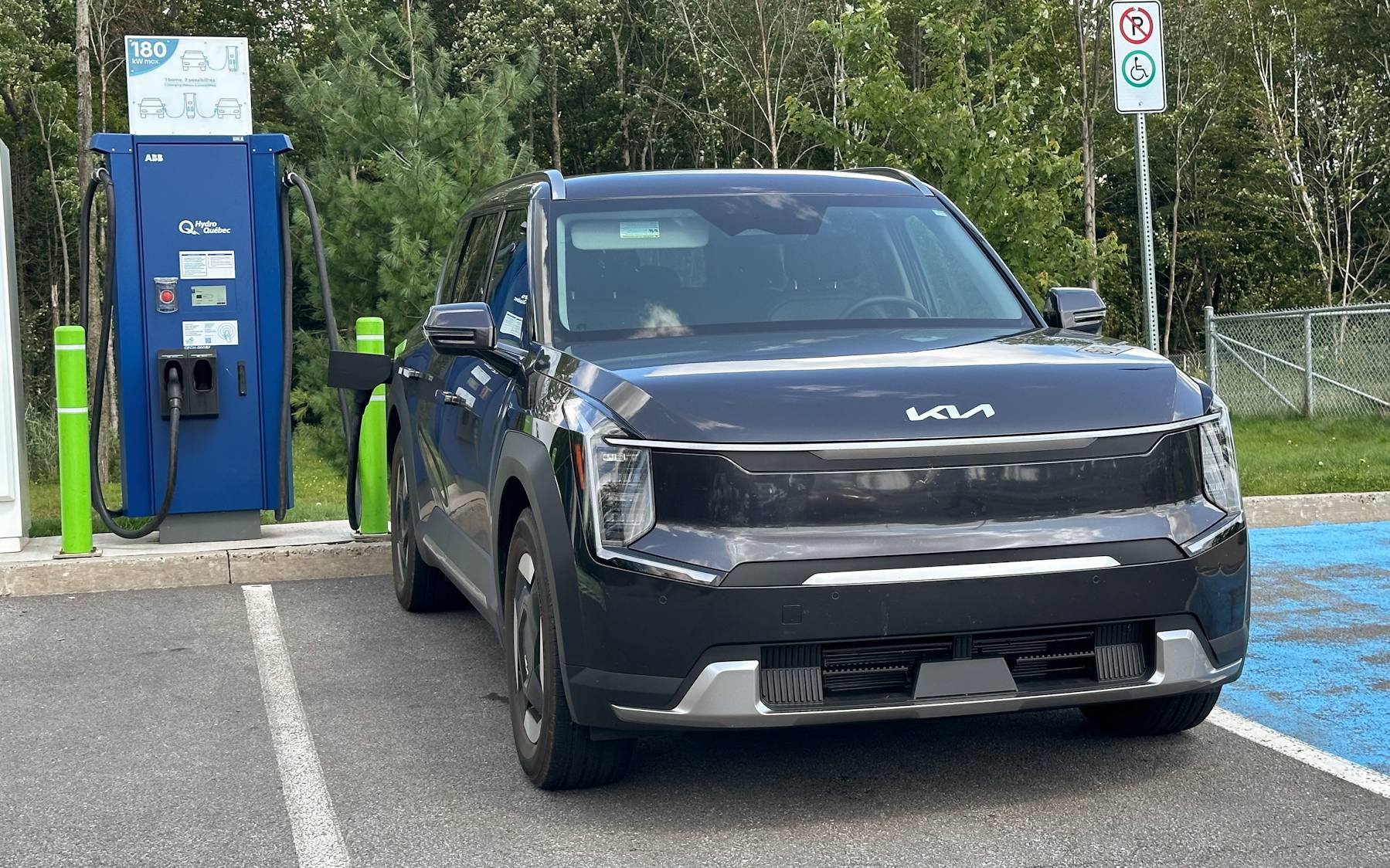 Sur le chemin du retour, on s\'est gâté encore une fois avec une recharge rapide sur la borne à 180 kW du Circuit électrique à la halte Villeroy.