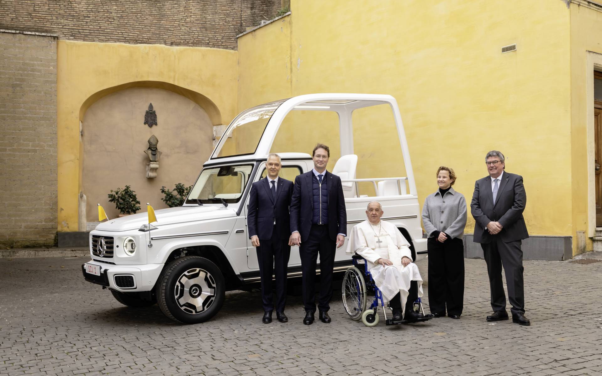 Mercedes-Benz livre sa première papemobile électrique au pape François