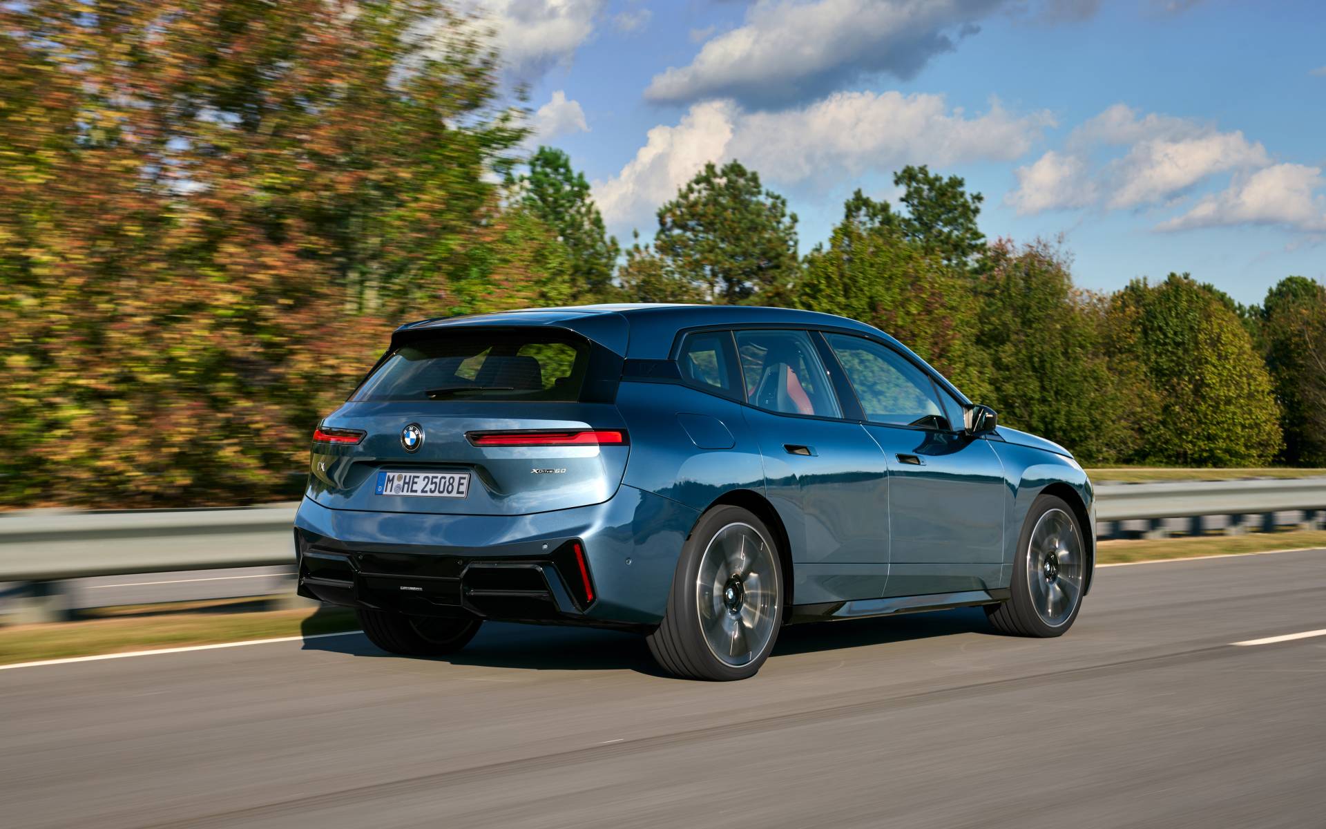 BMW iX 2026 : beaucoup plus de puissance et d’autonomie au menu 