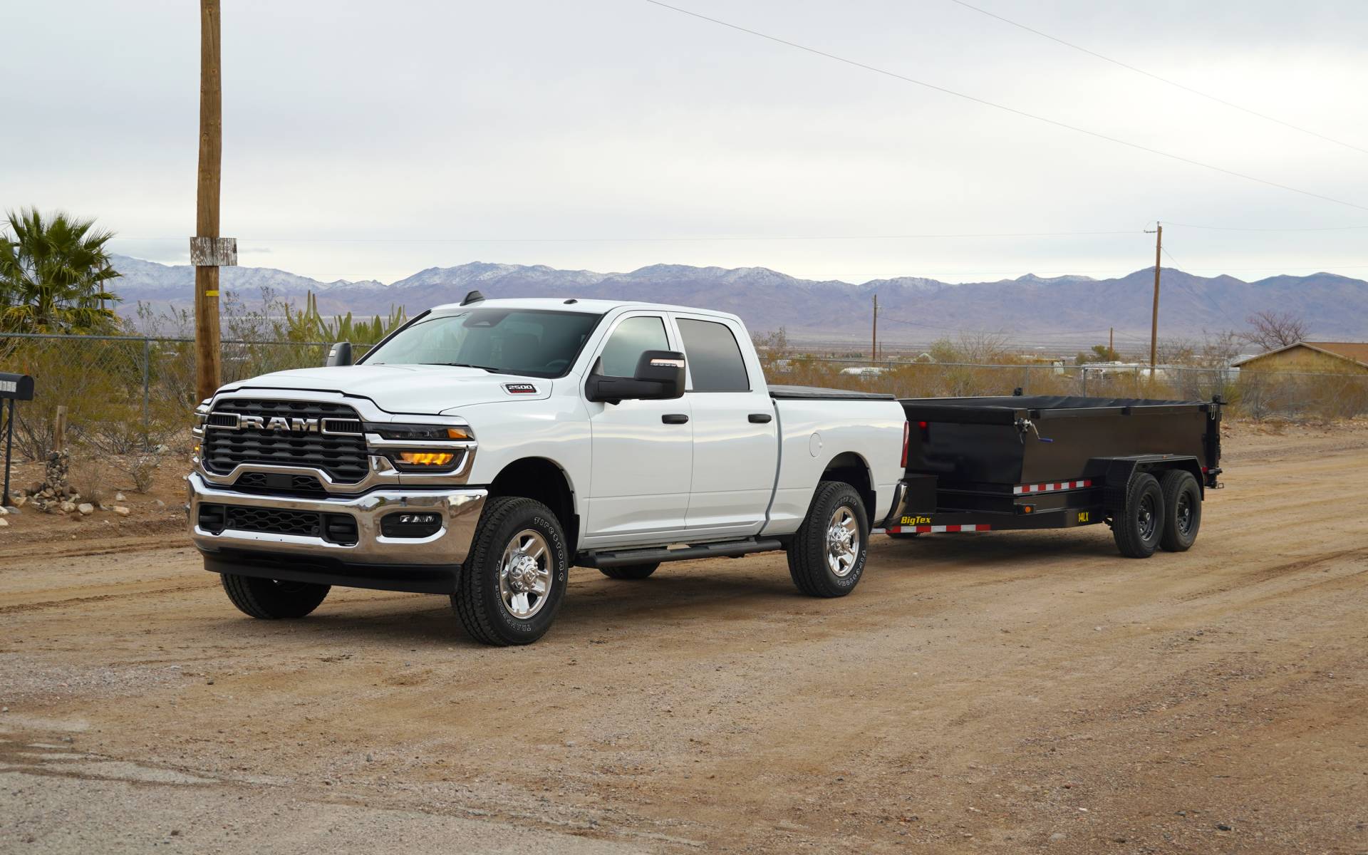 Ram 2500 HD Tradesman 2025 avec un attelage de 8&nbsp;450 lb.