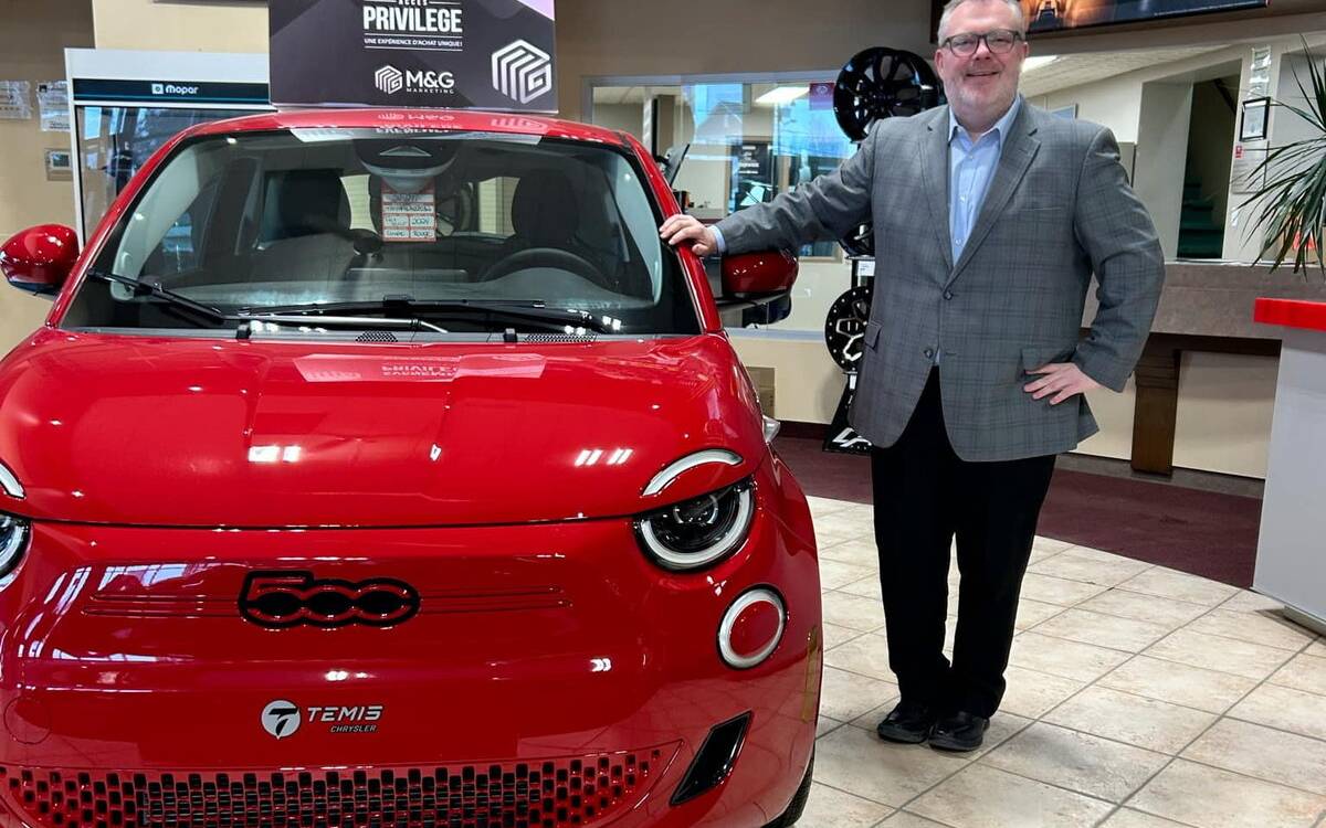 Simon Beauchesne directeur d\'événements automobiles pour MG Marketing lors de la livraison d\'une Fiat 500 électrique.