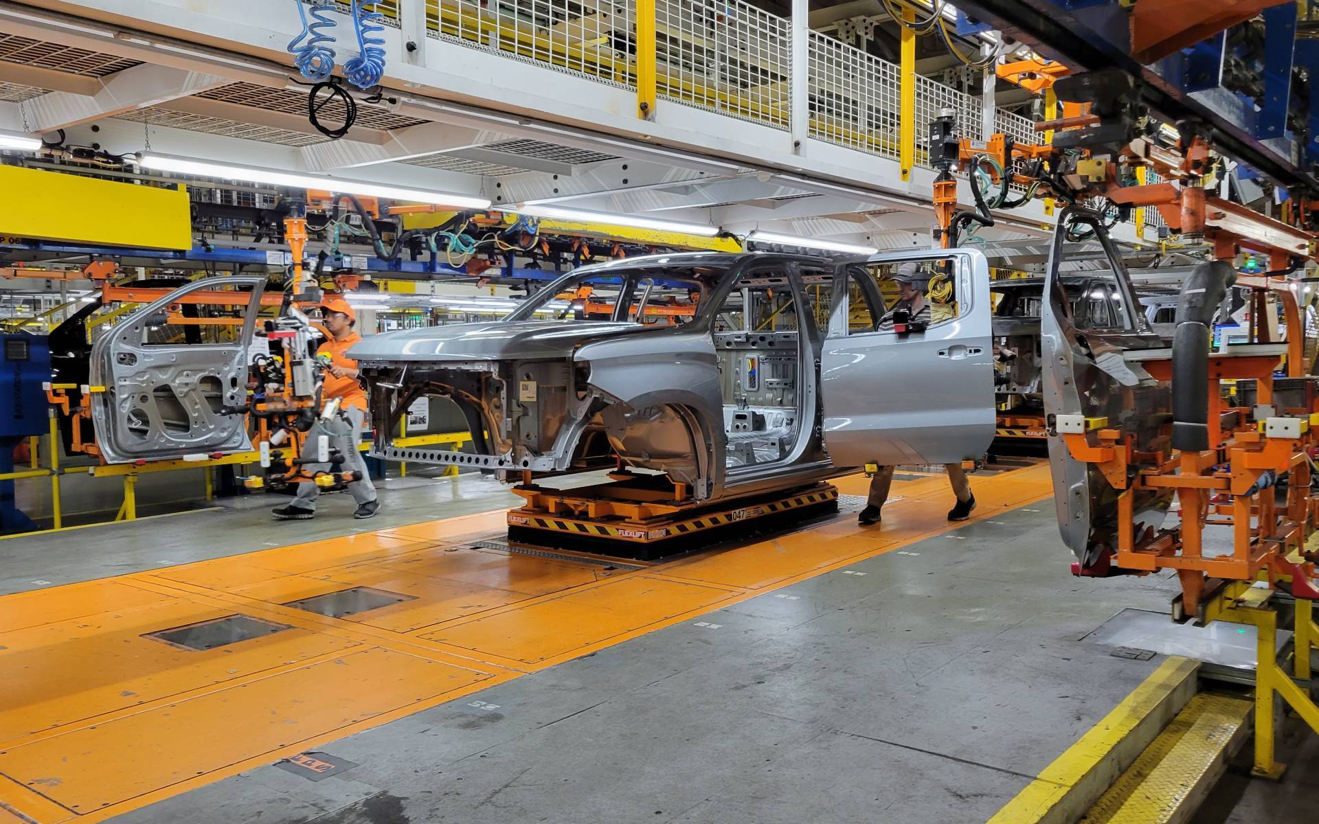 Des tarifs de 25% sur les automobiles canadiennes