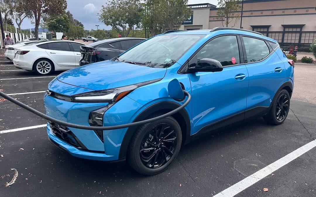 La future Chevrolet Bolt s’exhibe sur la route avant son dévoilement 